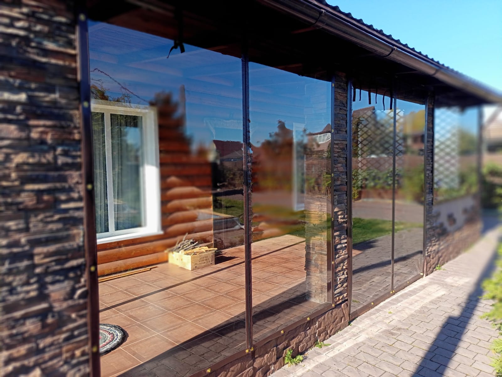 ПВХ пленка для окон – универсальное решения для летнего кафе